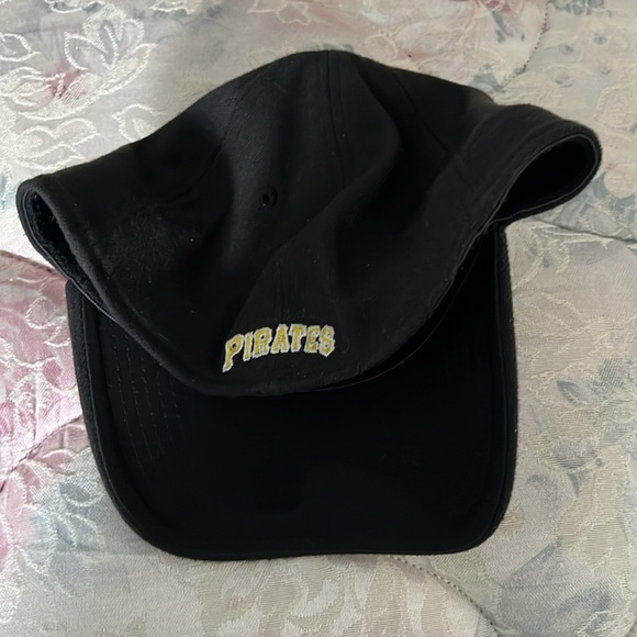 New Era Black and Yellow Pittsburgh Pirates Hat - Picture 3 of 4